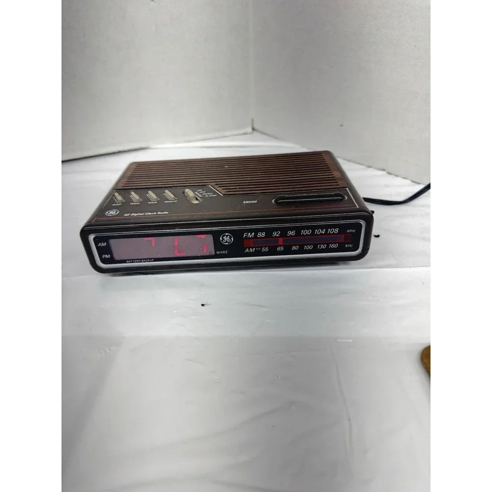 GE Vintage 1980s Digital AM/FM‎ Woodgrain Clock Radio Alarm Model 7-4612A Works